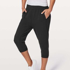 Lululemon Rejuvinate Crop Womens size 6 Black 18"